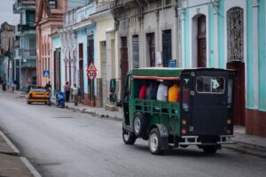 En Matanzas, donde el combustible se ha vuelto ausencia y la espera una costumbre, los triciclos tomaron las calles como quien ocupa un vacío inevitable.