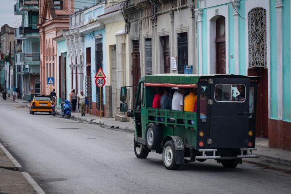 En Matanzas, donde el combustible se ha vuelto ausencia y la espera una costumbre, los triciclos tomaron las calles como quien ocupa un vacío inevitable.