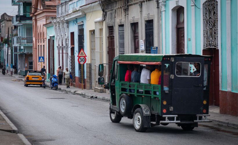 En Matanzas, donde el combustible se ha vuelto ausencia y la espera una costumbre, los triciclos tomaron las calles como quien ocupa un vacío inevitable.
