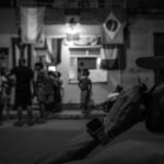 Cuando el árbitro señaló el final del partido, el televisor se apagó y cada cual regresó a su casa. La realidad seguía esperándolos, intacta. Los apagones continuaban. El agua seguía sin llegar. Los problemas no habían desaparecido. Pero durante noventa minutos, un barrio entero volvió a tener luz.