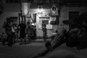 Cuando el árbitro señaló el final del partido, el televisor se apagó y cada cual regresó a su casa. La realidad seguía esperándolos, intacta. Los apagones continuaban. El agua seguía sin llegar. Los problemas no habían desaparecido. Pero durante noventa minutos, un barrio entero volvió a tener luz.