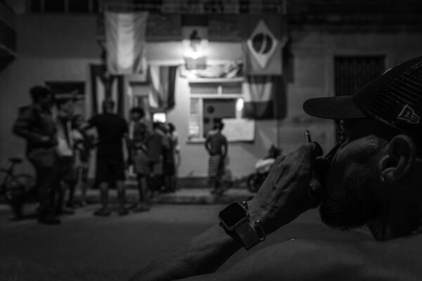 Cuando el árbitro señaló el final del partido, el televisor se apagó y cada cual regresó a su casa. La realidad seguía esperándolos, intacta. Los apagones continuaban. El agua seguía sin llegar. Los problemas no habían desaparecido. Pero durante noventa minutos, un barrio entero volvió a tener luz.