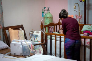 Andrea, el pueblo y la casa de la rampa. Foto: Humberto Fuentes Rodríguez