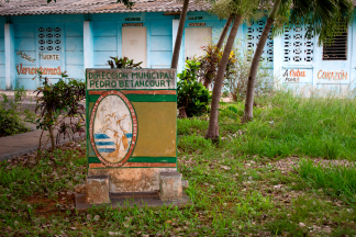 Andrea, el pueblo y la casa de la rampa. Foto: Humberto Fuentes Rodríguez