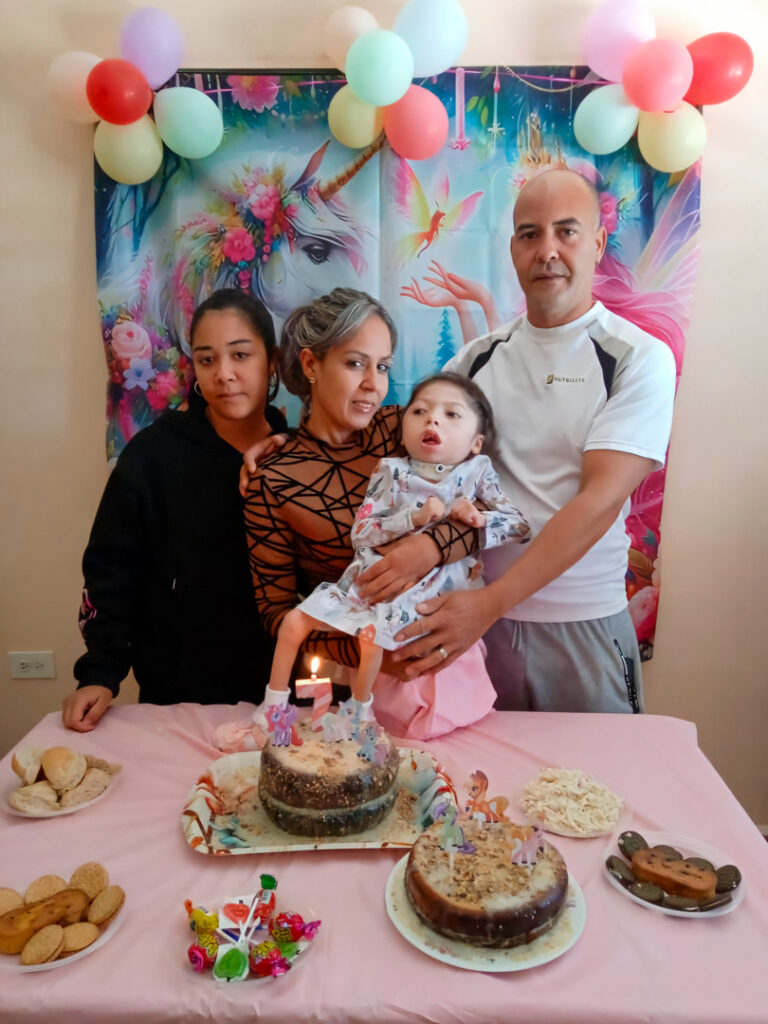 Andrea, el pueblo y la casa de la rampa. Foto: Humberto Fuentes Rodríguez
