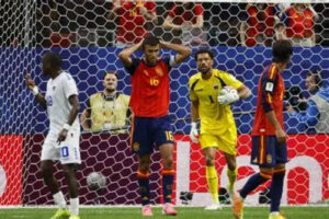 España decepciona en su debut