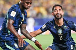 Brasil gana y marcha líder de grupo