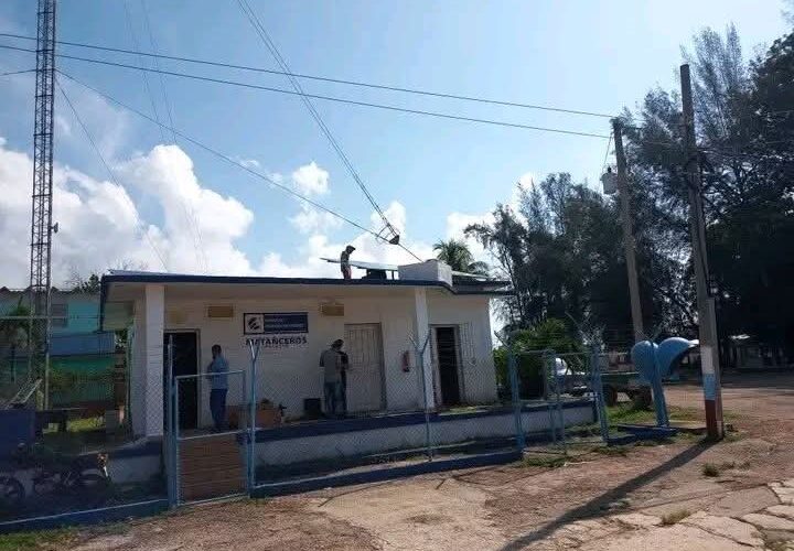 Etecsa instala sistema solar en Limonar para estabilizar las telecomunicaciones