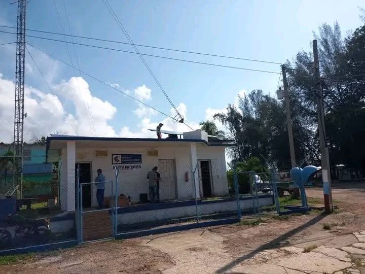 Etecsa instala sistema solar en Limonar para estabilizar las telecomunicaciones