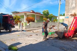 Por una ciudad más limpia. Trabajadores matanceros participan en el saneamiento de la ciudad