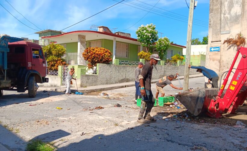 Por una ciudad más limpia. Trabajadores matanceros participan en el saneamiento de la ciudad
