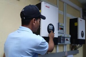 Instalan paneles solares en Martí para garantizar comunicaciones ante el cerco energético