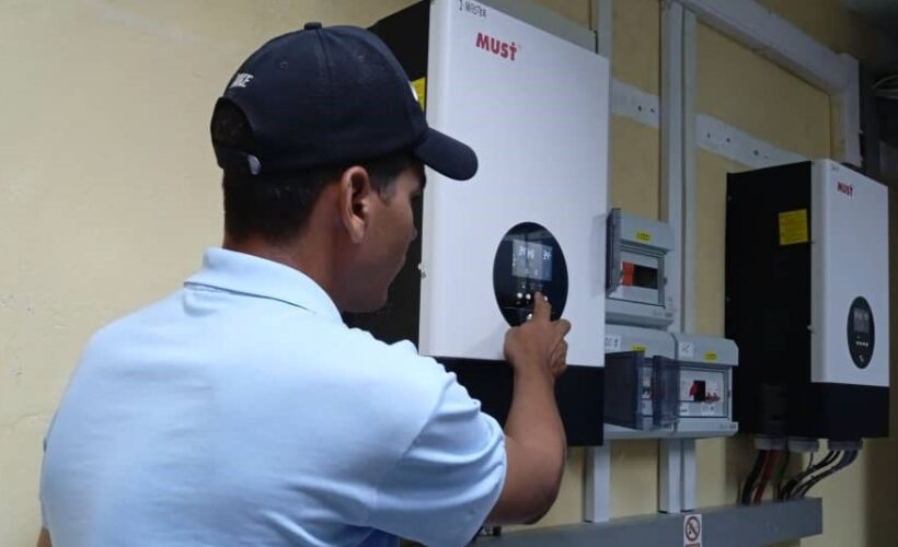 Instalan paneles solares en Martí para garantizar comunicaciones ante el cerco energético