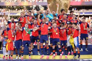 España levan la Copa Mundial de Fútbol de la FIFA. Foto: tomada de la página de Facebook de la FIFA