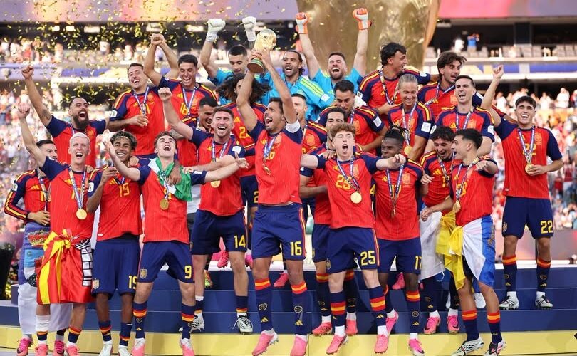 España levan la Copa Mundial de Fútbol de la FIFA. Foto: tomada de la página de Facebook de la FIFA
