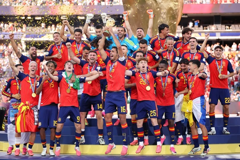 España levan la Copa Mundial de Fútbol de la FIFA. Foto: tomada de la página de Facebook de la FIFA