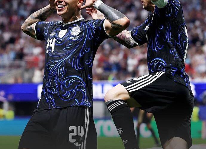 Argentina remonta a Inglaterra y defenderá su corona mundial ante España