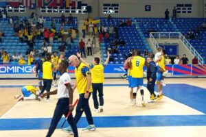 Equipo Cuba: Balón que pasa sobre la malla alta y cae al suelo