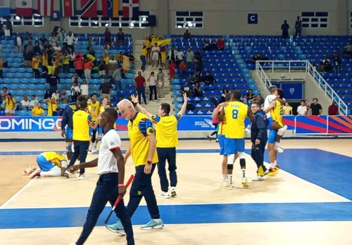Equipo Cuba: Balón que pasa sobre la malla alta y cae al suelo