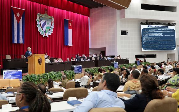 Jesús Otamendiz Campos presenta nuevo Código del Trabajo. Foto: Abel Padrón Padilla/Cubadebate.