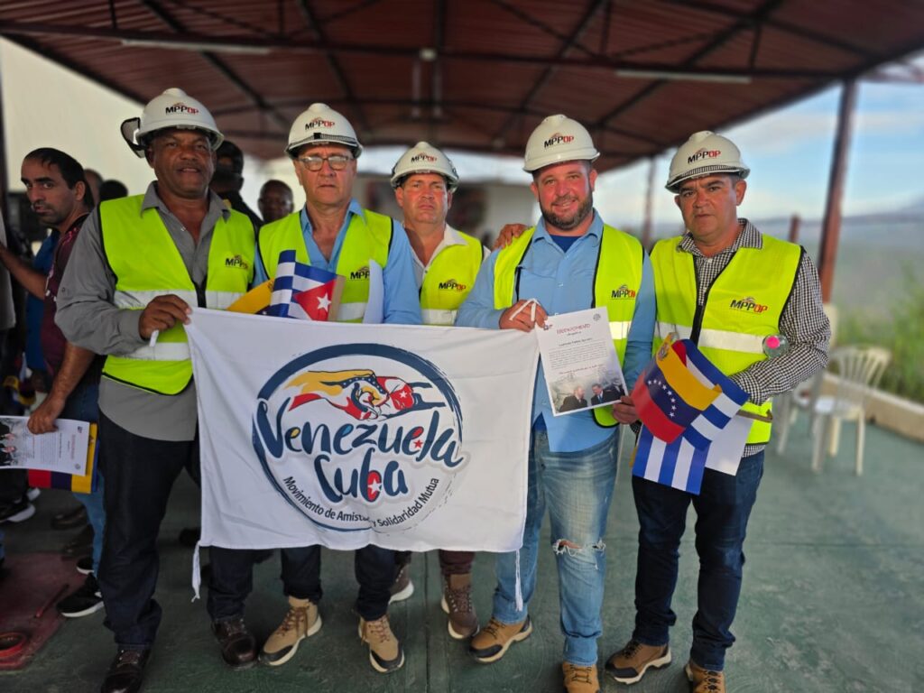El ingeniero Jorge Luis Hernández Rodríguez junto al resto de la brigada de profesionales cubanos que acudieron a Venezuela tras el pasado sismo.