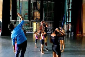 Cultura circense alentada por La Rueda en Teatro Sauto