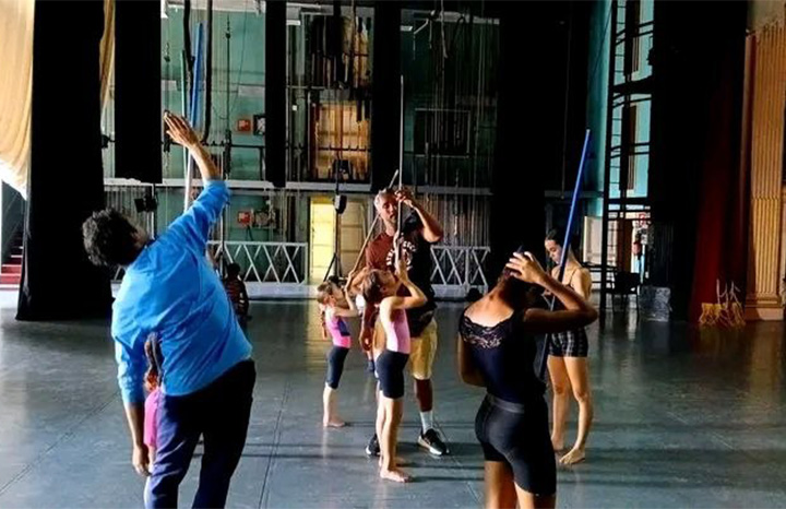 Cultura circense alentada por La Rueda en Teatro Sauto