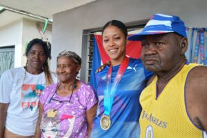 Reciben en Colón a balonmanista medallista de oro