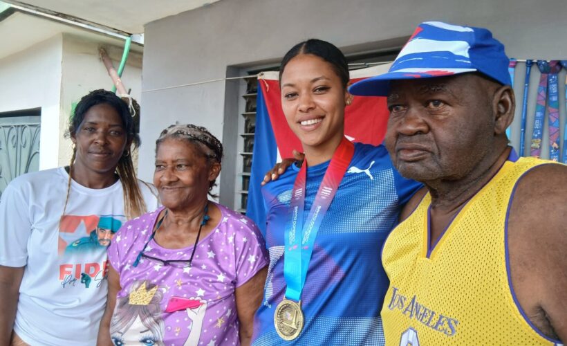 Reciben en Colón a balonmanista medallista de oro