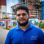 Un joven mecánico que sueña en watts. Foto: Raúl Navarro González
