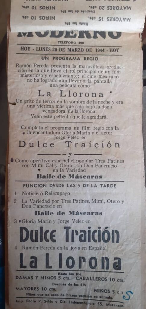La Llorona en Matanzas. Terror en la calle Río Foto: Tomada de Internet Fotocopia: Del autor El lunes 20 de marzo de 1944, el cine Moderno, ubicado en la calle Río, entre Dos de Mayo y Manzaneda, iniciaba a las 5:30 de la tarde su programación, con el noticiero, seguido de una variedad de humor criollo con Tres Patines y culminaba con los filmes Dulce Traición y La Llorona. A un costo de cinco centavos para niños y mujeres y 10 para los hombres, el “plato fuerte” de la tanda sería La Llorona, dirigida por el cubano Ramón Peón y rodada en 1933, con el rol actoral protagónico de Ramón Pereda. El programa impreso del cine plasmaba: "el cine mexicano no ha logrado aún llevar a la pantalla una película como La Llorona”; mientras la sinopsis refería:” un grito de terror en la sombra de la noche y era una nueva víctima más que caía bajo la daga vengadora (…) Existen varias versiones de la leyenda, considera ya parte del folclor hispanoamericano. La de la película difiere en detalles de la versión más divulgada y conocida, también llevada con posterioridad al cine. Esta cuenta que en el México colonial, una joven y bella indígena se enamoró de un apuesto español y aunque nunca se casaron, llegaron a tener tres hijos. A los años, este la abandona y contrae matrimonio con una españolita. Cuando la indígena se enteró, enloqueció de celos y rabia, a tal grado que asesinó a sus tres vástagos, ahogándolos en un río y luego, arrepentida, se suicidó. Desde entonces su alma no ha tenido descanso y cada noche vaga, arrepentida y maldecida, llorando por sus hijos y lanzando horripilantes gritos y gemidos: ¡Ay mis niños, ay mis niños… Aún en la actualidad muchos en México aseguran haber escuchado sus aterradores llamados en ciudades, pueblos y ríos. Otros visitan su supuesta sepultura, en Dolores, Hidalgo, Estado de Guanajuato y la mayoría salen espantados. En México se considera un símbolo de identidad nacional y forma parte del patrimonio cultural inmaterial de la nación azteca. En la noche del 20 de marzo de 1944, los asistentes al yumurino cine Moderno, en la calle Río, vivieron momentos de suspenso y terror, tras escuchar los espeluznantes gritos de La Llorona.