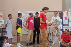 Círculo joven en la plaza durante talleres de verano