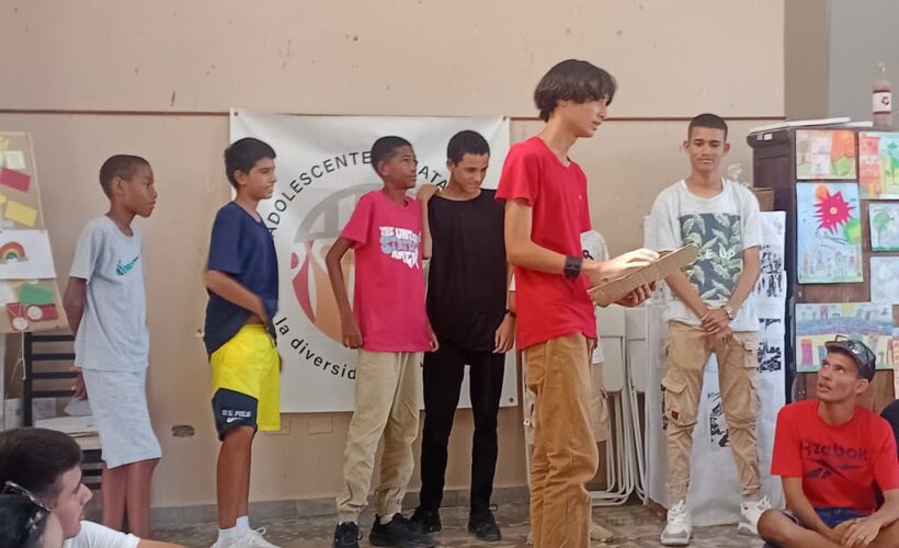 Círculo joven en la plaza durante talleres de verano