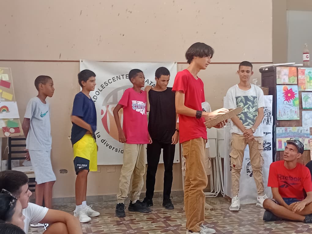 Círculo joven en la plaza durante talleres de verano