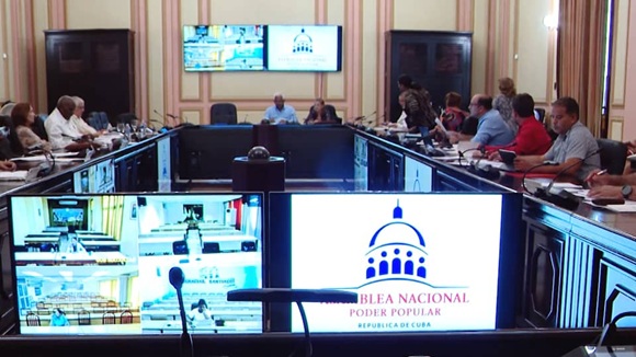 Aprueba Consejo de Estado cuatro nuevos decretos leyes y evalúa cómo contribuir desde el municipio a las transformaciones económicas y sociales. Foto: Asamblea Nacional del Poder Popular.