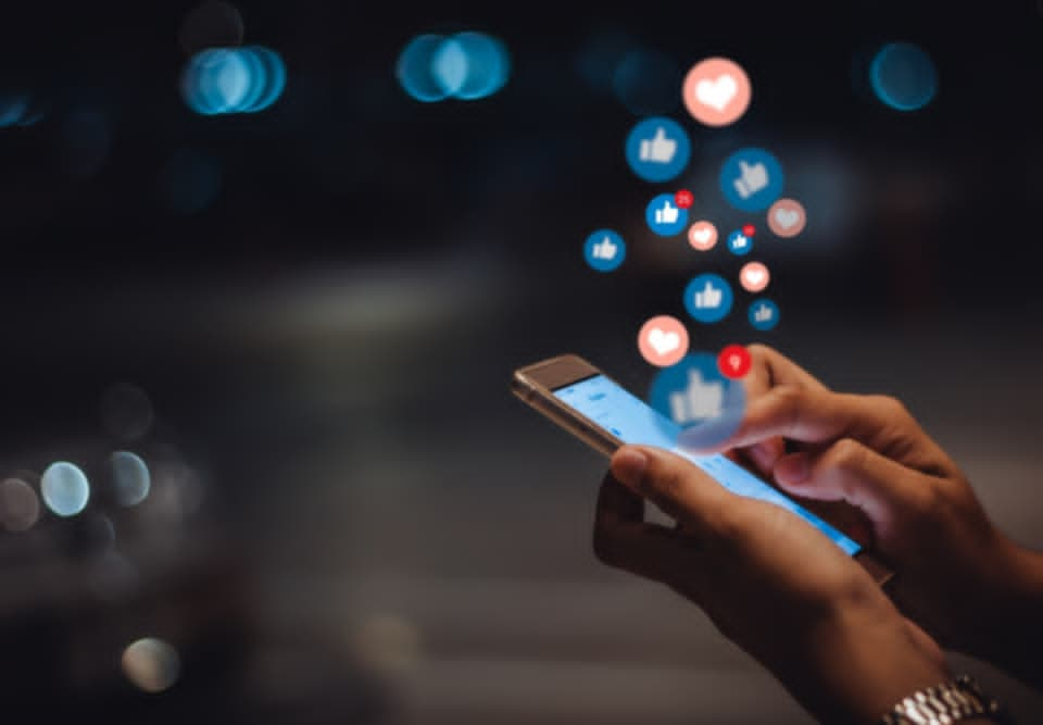 A Contragolpe: El veneno digital o cómo se fabrica el consenso que necesita el imperio