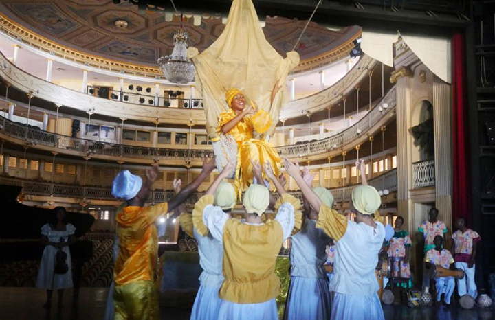 La bendición del río: eco de raíces afrocubanas en el Teatro Sauto. Foto: Flavia de los Angeles Contreras Vega