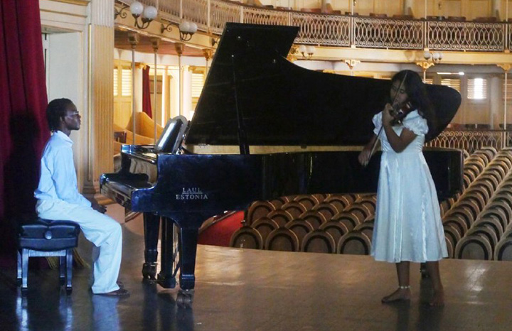 La bendición del río: eco de raíces afrocubanas en el Teatro Sauto. Foto: Flavia de los Angeles Contreras Vega