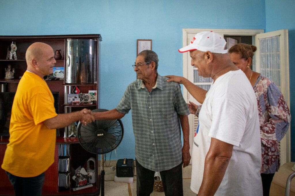 Gerardo Hernández Nordelo visita hogares cederistas destacados en Matanzas.