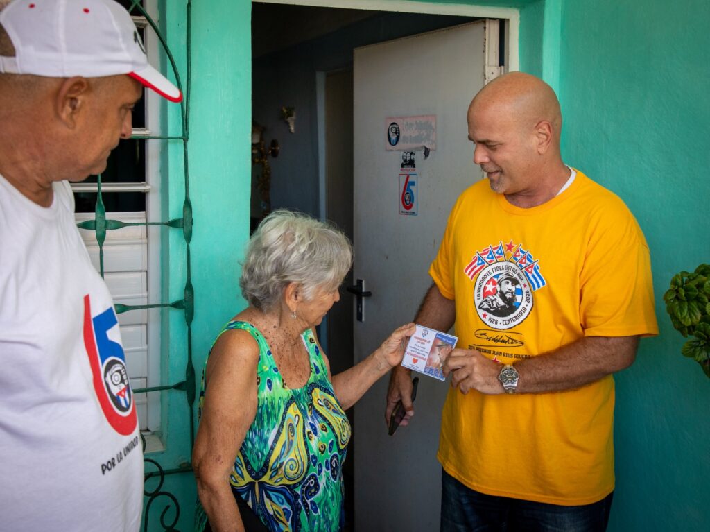 Gerardo Hernández Nordelo visita hogares cederistas destacados en Matanzas.
