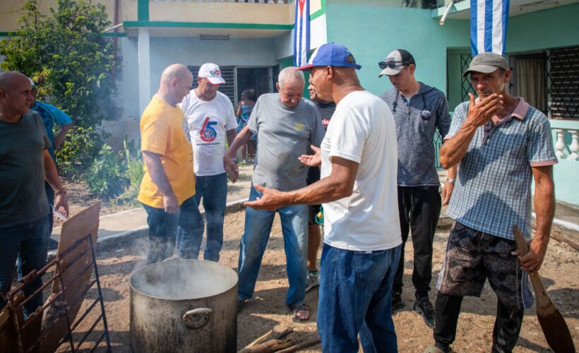 Gerardo Hernández Nordelo visita hogares cederistas destacados en Matanzas.