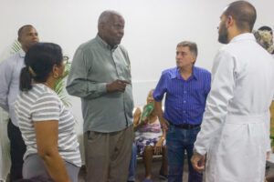 El recorrido de Esteban Lazo Hernández, miembro del Buró Político y Presidente de la Asamblea Nacional del Poder Popular, junto a los máximos dirigentes del Partido y el Gobierno en la provincia, incluyó la visita a la institución donde brindan el servicio para el Alivio del Dolor. Fotos: Raúl Navarro e Izet Morales