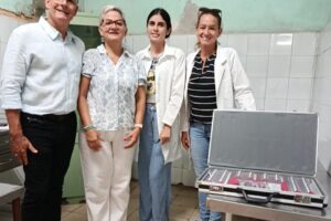 Policlínico de Matanzas recibe juego de lentes de prueba oftalmológica donado por iglesias de Alemania y Canadá