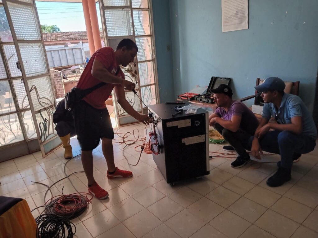 Instalan kit solar en radio base de ETECSA en Bermejas