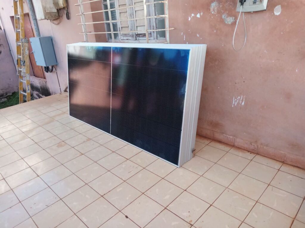 Instalan kit solar en radio base de ETECSA en Bermejas