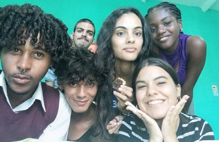 Colegio universitario recibe quinta generación de amantes del Periodismo