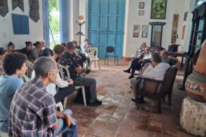 Los poetas Leymen Pérez García, Luis Lexandel Pita García y Hugo Hodelín Santana fueron los encargados de ofrecer este lunes un recital de poesía en Ediciones Vigía. Foto: Hugo García