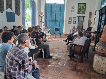 Los poetas Leymen Pérez García, Luis Lexandel Pita García y Hugo Hodelín Santana fueron los encargados de ofrecer este lunes un recital de poesía en Ediciones Vigía. Foto: Hugo García