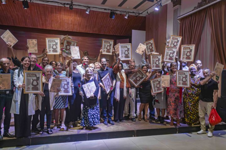 Varios premios y una tórtola dentro de una Sala de Conciertos