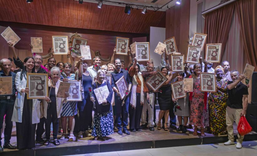 Varios premios y una tórtola dentro de una Sala de Conciertos